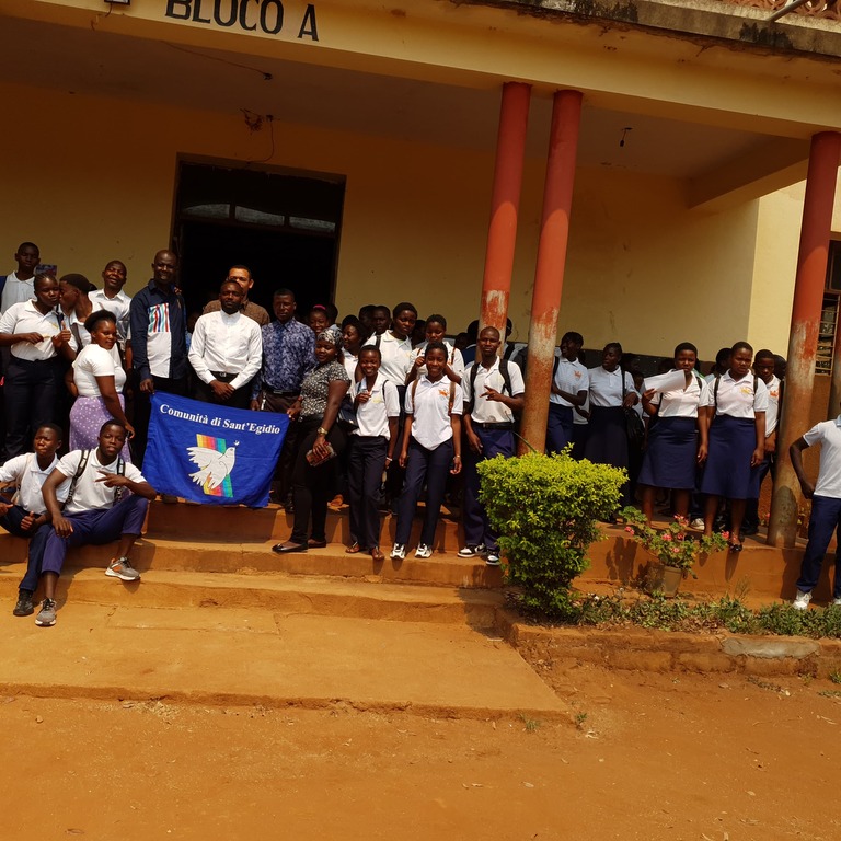 4 de octubre: Se celebra la paz en Mozambique. Reuniones y asambleas en escuelas de las principales ciudades y pueblos. Celebración interreligiosa en Maputo